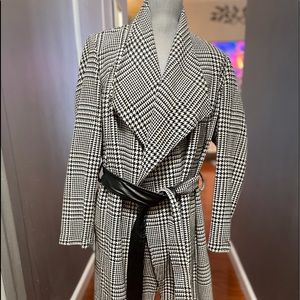 ANTHOLOGY Beautiful black / white houndstooth coat w/ belt , size Large .